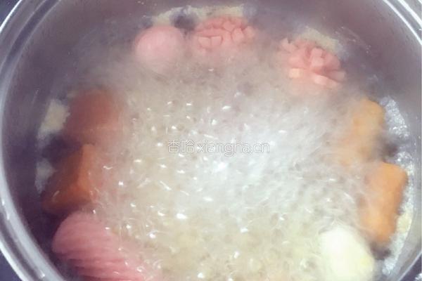 牛奶煮海鲜面的做法图解2