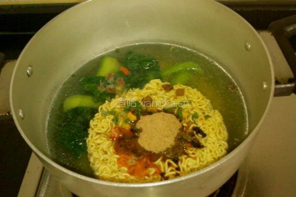 汆青菜方便面的做法图解6