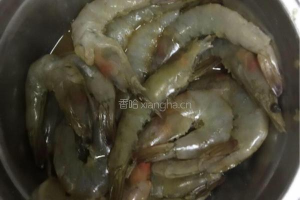 剁椒金针菇大虾的做法图解2