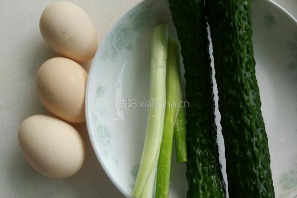 黄瓜鸡蛋饼的做法图解1