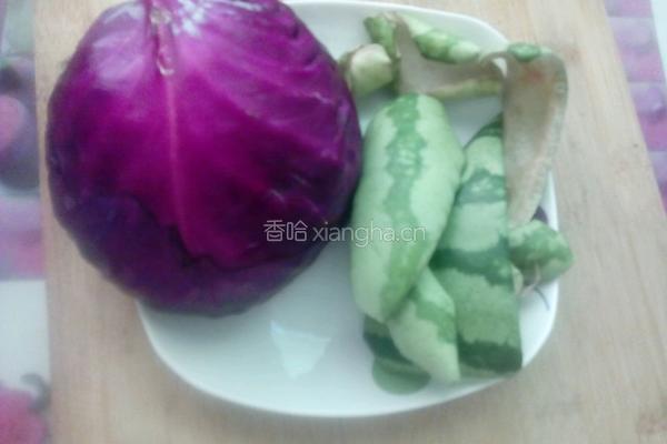 紫甘蓝炒西瓜皮的做法图解2