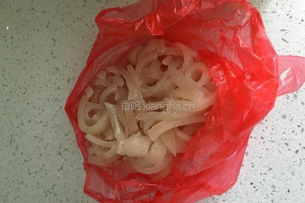 猪皮炒黄瓜胡萝卜的做法图解1