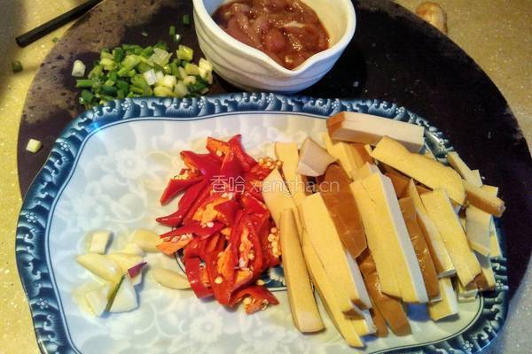 肉炒香素鸡的做法图解2