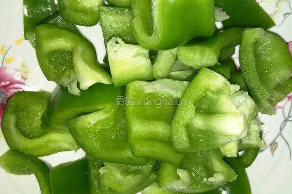 青椒鱼丸的做法图解1