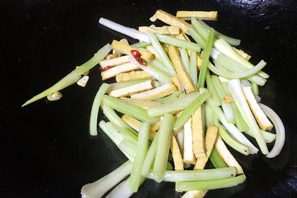 西芹炒豆干的做法图解8
