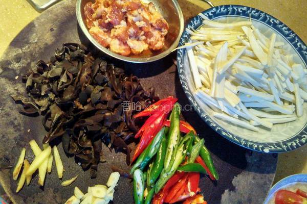 三丝炒肉（茭白丝木耳丝辣椒丝炒肉）的做法图解1