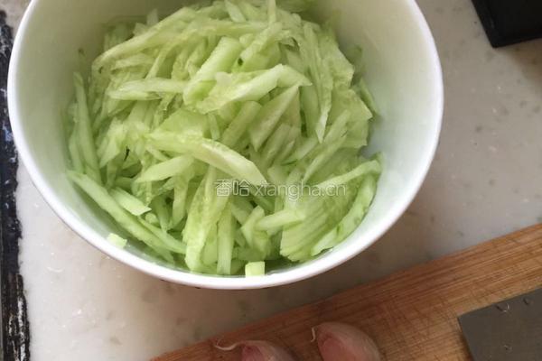 黄瓜丝炒蛋的做法图解1