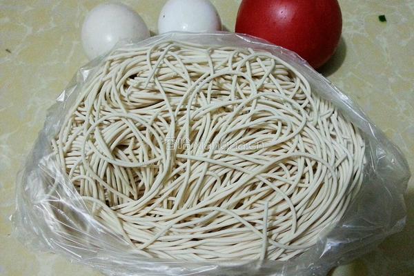 西红柿鸭蛋拌面的做法图解1