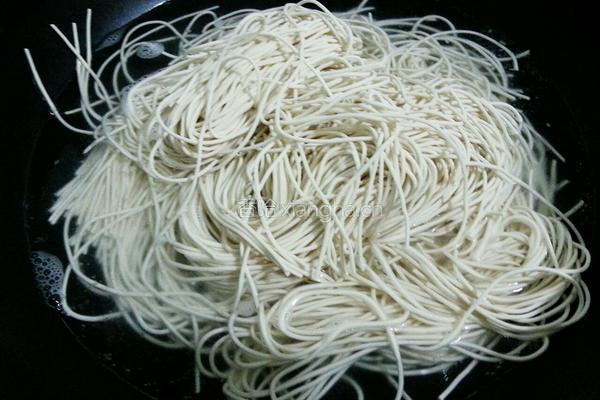 西红柿鸭蛋拌面的做法图解3