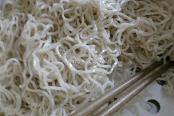 番茄炒蛋拌面的做法图解1