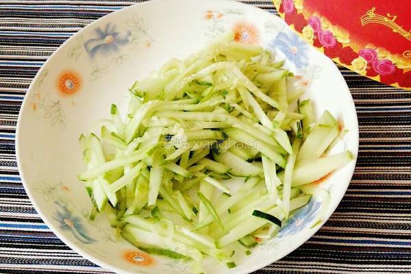 凉拌黄瓜粉丝的做法图解2