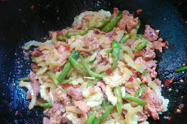 苦瓜青椒炒肉的做法图解7