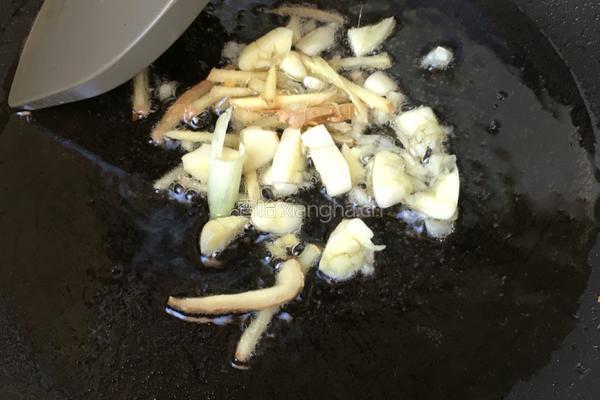 手撕包菜炒腊肠的做法图解3