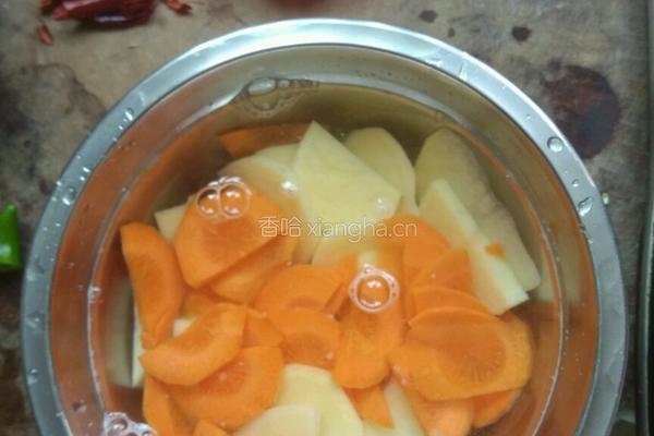 香菇土豆炖鸡的做法图解1