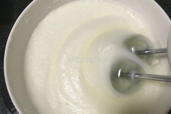 奶香蒸蛋糕 不用烤箱也能做的美味 喜欢就收藏吧的做法图解1