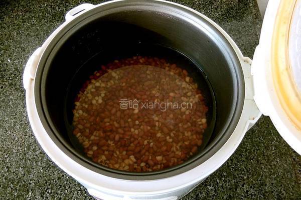 红豆薏米粥的做法图解3
