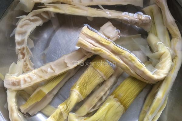 海米木耳炒笋丝的做法图解1