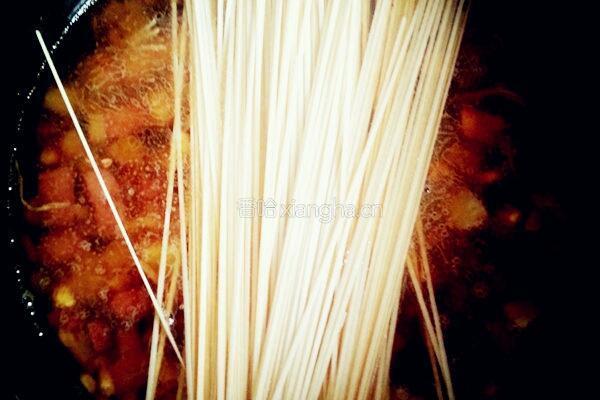自创土豆玉米金针菇焖面的做法图解5