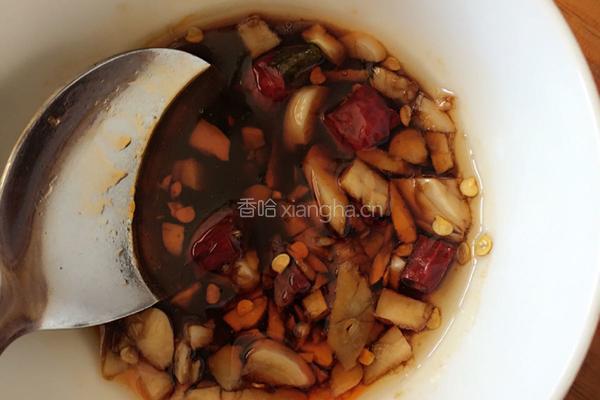 凉拌莴笋胡萝卜丝的做法图解2