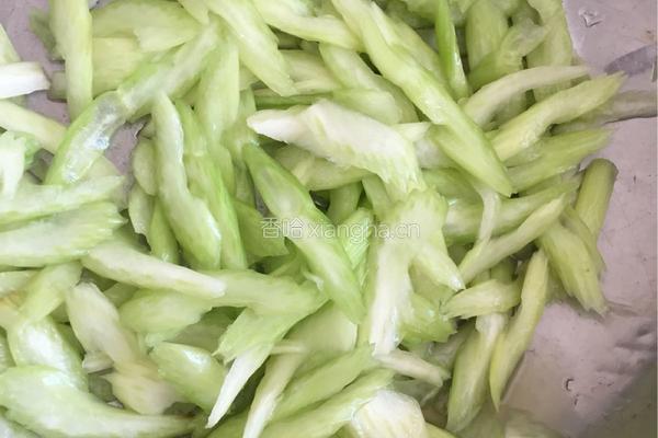 猪肉炒西芹的做法图解3