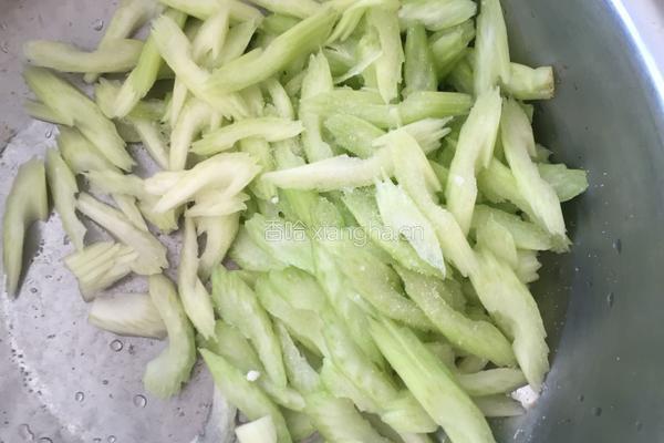 猪肉炒西芹的做法图解2