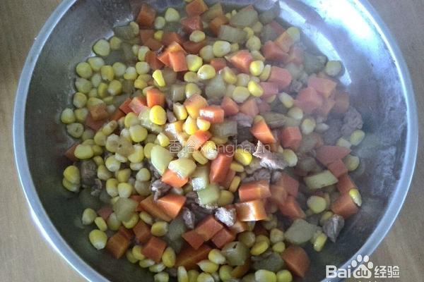 玉米红萝卜炒肉丁的做法图解5