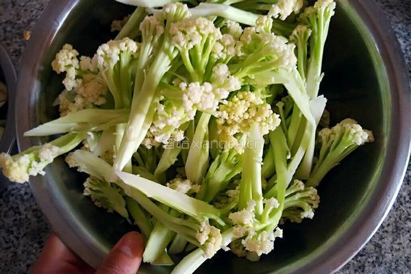 干锅有机花菜的做法图解1