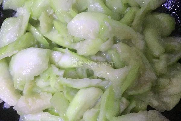 丝瓜蛋花汤的做法图解2