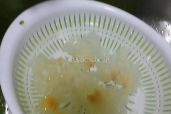银耳莲子红枣 汤的做法图解2