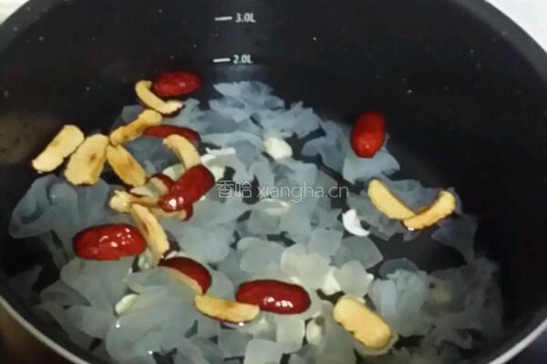 银耳莲子红枣 汤的做法图解5