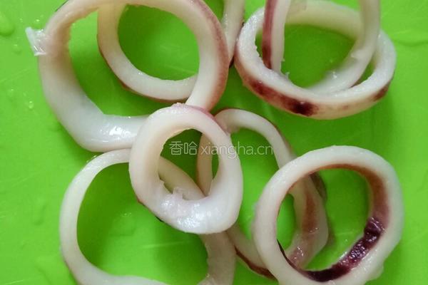 麻香葡萄干海鲜炒饭的做法图解3