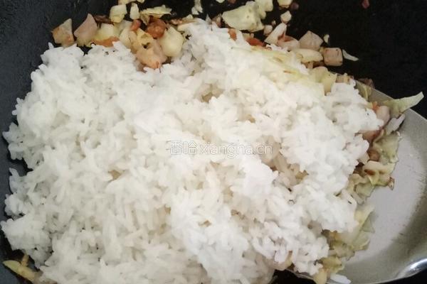 麻香葡萄干海鲜炒饭的做法图解8