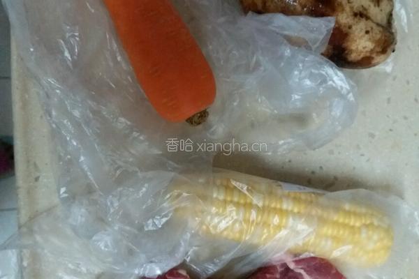 莲藕玉米骨头汤的做法图解1