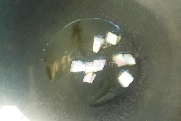 火腿炒毛豆的做法图解2