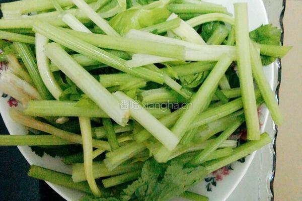 凉拌香芹的做法图解1