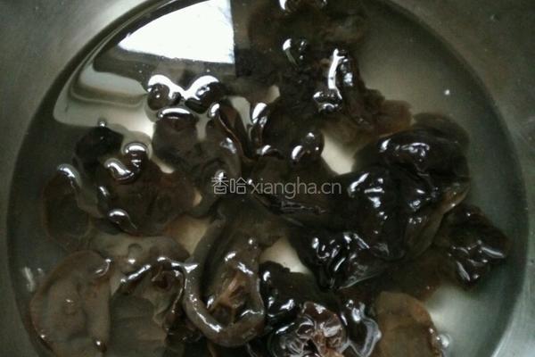 木耳炒卷心菜的做法图解3