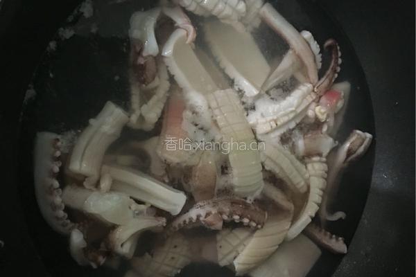 双椒炒鱿鱼的做法图解2
