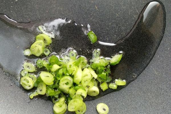酱油炒面的做法图解4