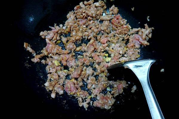 玉米胡萝卜炒瘦肉的做法图解5