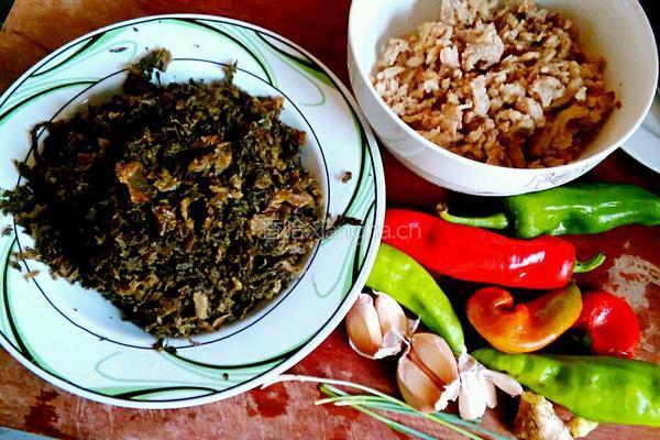 双椒腌菜炒肉丁的做法图解1