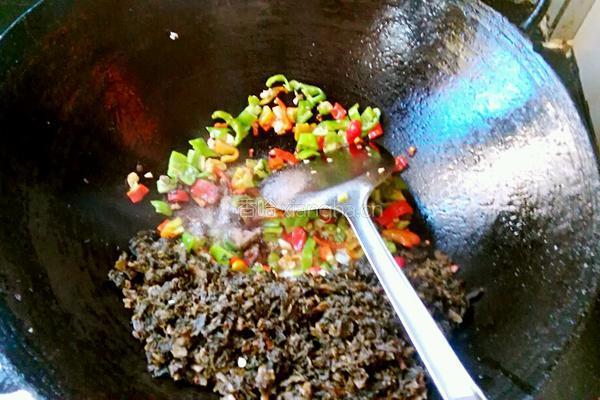 双椒腌菜炒肉丁的做法图解7