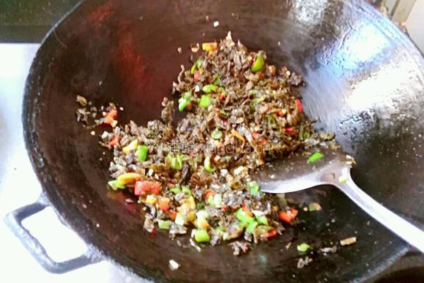 双椒腌菜炒肉丁的做法图解8