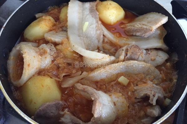 东北酸菜洋芋仔五花肉的做法图解5