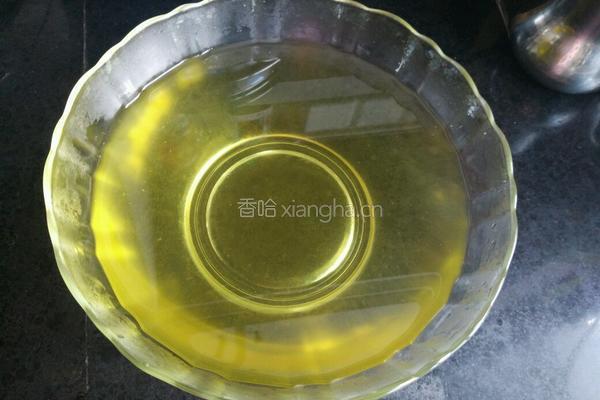 牛奶菊花龟苓膏的做法图解3