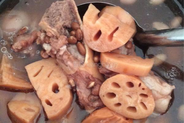 莲藕筒骨黑豆花生汤的做法图解2