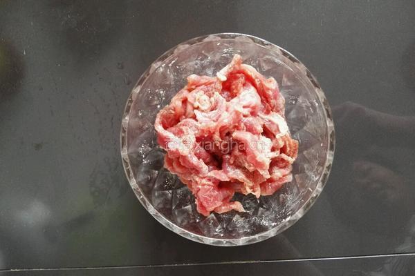 青豆洋葱炒牛肉的做法图解2