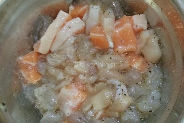 肉松海鲜滑鸡披萨的做法图解2