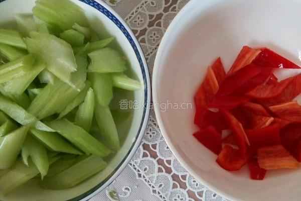 西芹白果炒虾仁的做法图解3