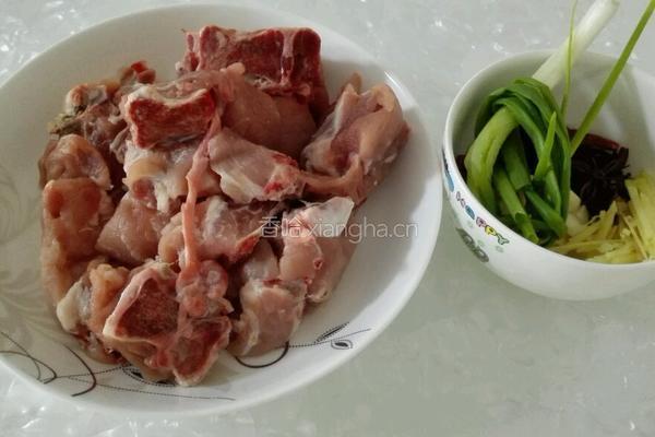 酱烧脊骨的做法图解1