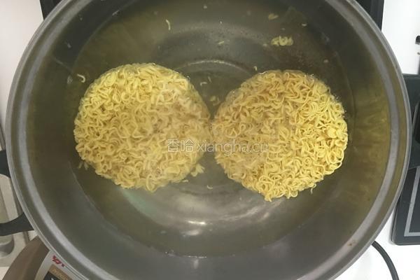 午餐肉炒方便面的做法图解3